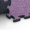Großaufnahme vom Verbindungssystem von WARCO-Boden 6945 - Gumijaste plošče za teraso im Farbdesign Levandula. Abmessungen 44,6 x 44,6 × 2,8 cm.