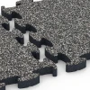 Großaufnahme vom Verbindungssystem von WARCO-Boden 6877 - Fitnes talna obloga Max im Farbdesign Temnosivi granit. Abmessungen 44,6 x 44,6 × 2,8 cm.
