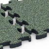 Großaufnahme vom Verbindungssystem von WARCO-Boden 6879 - Fitnes talna obloga Max im Farbdesign Angleška trata. Abmessungen 44,6 x 44,6 × 2,8 cm.