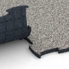 Großaufnahme vom Verbindungssystem von WARCO-Boden 6851 - Fitness Active talna obloga im Farbdesign Sivi granit. Abmessungen 97,1 x 97,1 x 2,8 cm.