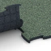 Großaufnahme vom Verbindungssystem von WARCO-Boden 6852 - Fitness Active talna obloga im Farbdesign Angleška trata. Abmessungen 97,1 x 97,1 x 2,8 cm.