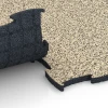 Großaufnahme vom Verbindungssystem von WARCO-Boden 6856 - Fitness Active talna obloga im Farbdesign Travertin. Abmessungen 97,1 x 97,1 x 2,8 cm.