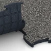 Großaufnahme vom Verbindungssystem von WARCO-Boden 6886 - Fitnes talna obloga Max im Farbdesign Temnosivi granit. Abmessungen 97,1 x 97,1 x 2,8 cm.
