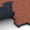 Großaufnahme vom Verbindungssystem von WARCO-Boden 6890 - Fitnes talna obloga Max im Farbdesign Etna. Abmessungen 97,1 x 97,1 x 2,8 cm.