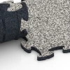 Großaufnahme vom Verbindungssystem von WARCO-Boden 6770 - Gumijaste plošče za rob bazena im Farbdesign Sivi granit. Abmessungen 28,9 x 28,9 x 1,8 cm.