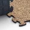 Großaufnahme vom Verbindungssystem von WARCO-Boden 6817 - Gumijaste ploščice za balkon im Farbdesign Terakota. Abmessungen 28,9 x 28,9 x 1,8 cm.