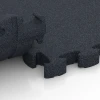 Großaufnahme vom Verbindungssystem von WARCO-Boden 6965 - Fitness Premium studijska podlaga Plus im Farbdesign Antracit. Abmessungen 28,9 x 28,9 x 2,8 cm.