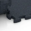 Großaufnahme vom Verbindungssystem von WARCO-Boden 6961 - Fitness Premium športna podlaga im Farbdesign Antracit. Abmessungen 45,9 x 45,9 x 2,8 cm.