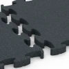 Großaufnahme vom Verbindungssystem von WARCO-Boden 6967 - Fitness Premium studijska podlaga Plus im Farbdesign Antracit. Abmessungen 45,9 x 45,9 x 2,8 cm.