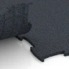 Großaufnahme vom Verbindungssystem von WARCO-Boden 6962 - Fitness Premium športna podlaga im Farbdesign Antracit. Abmessungen 99 x 99 x 1,8 cm.