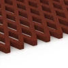 Großaufnahme vom Verbindungssystem von WARCO-Boden 7010 - Varnostna travna rešetka im Farbdesign Opečno rdeča. Abmessungen 100 x 100 x 4 cm.