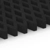 Großaufnahme vom Verbindungssystem von WARCO-Boden 7012 - Varnostna travna rešetka im Farbdesign Antracit. Abmessungen 100 × 100 × 8 cm.