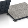 Großaufnahme vom Verbindungssystem von WARCO-Boden 7142 - Gumijasta podloga za zunanji fitnes im Farbdesign Sivi granit. Abmessungen 60 x 60 x 4 cm | 0,36 m².