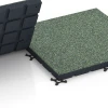 Großaufnahme vom Verbindungssystem von WARCO-Boden 7143 - Gumijasta podloga za zunanji fitnes im Farbdesign Angleška trata. Abmessungen 60 x 60 x 4 cm | 0,36 m².