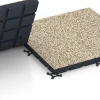 Großaufnahme vom Verbindungssystem von WARCO-Boden 7147 - Gumijasta podloga za zunanji fitnes im Farbdesign Travertin. Abmessungen 60 x 60 x 4 cm | 0,36 m².