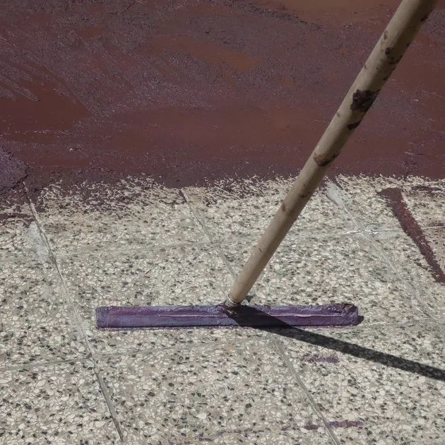 Aufsicht auf die Unterseite, also die Bodenseite von WARCO-Formteil 0002 - ALLESDICHT – Gumijasti premaz iz vedra im Format 3 kg | 0,9 m².