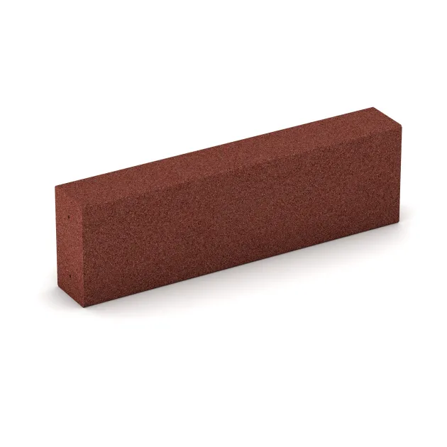 Foto der hinteren Seite vom unsymmetrischen WARCO-Formteil 2597: Gummi-Bordstein (Blockstufe), Design Opečno rdeča, Maße 1000 x 300 x 150 mm.