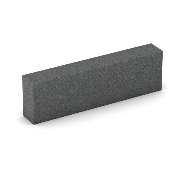 Foto der hinteren Seite vom unsymmetrischen WARCO-Formteil 2601: Gummi-Bordstein (Blockstufe), Design Lupkovosiva, Maße 1000 x 300 x 150 mm.