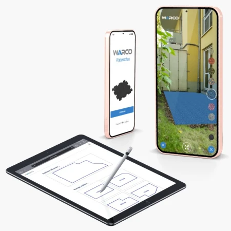 Das Bild zeigt eine moderne Visualisierung der WARCO-App, die für Android-Handys entwickelt wurde, um Bodenbeläge aus Gummigranulat virtuell in fotografierte Flächen einzufügen. Auf dem Bild sind zwei Smartphones und ein Tablet zu sehen. Ein Smartphone zeigt die App in Aktion, bei der ein blauer Bodenbelag in ein fotografiertes Bild einer Terrasse integriert wird. Das andere Smartphone zeigt die Startseite der App mit dem WARCO-Logo und einer Auswahlmöglichkeit. Das Tablet zeigt eine Skizze zur Planung von Bodenbelägen mit verschiedenen Formen und Layouts.